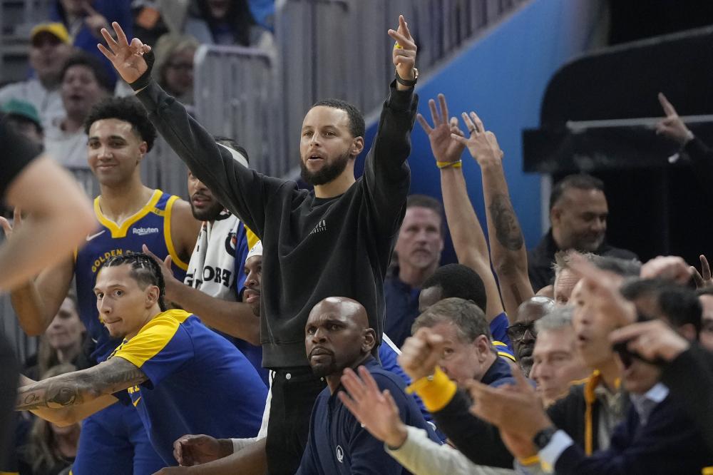 曼联仍以 曼联仍以